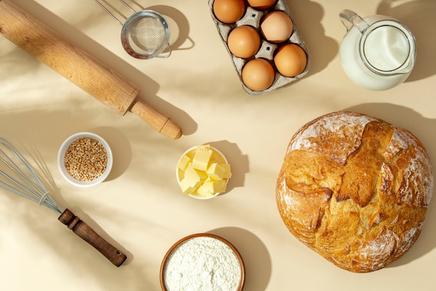 Bodegón con apetitosa comida de panadería