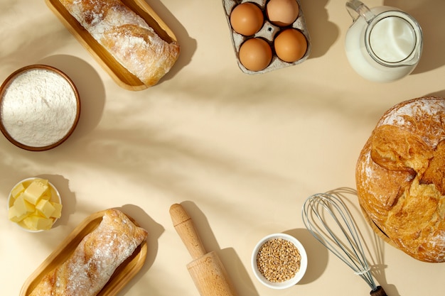 Bodegón con apetitosa comida de panadería