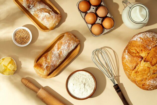 Bodegón con apetitosa comida de panadería