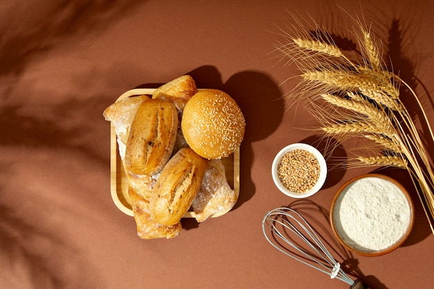 Bodegón con apetitosa comida de panadería