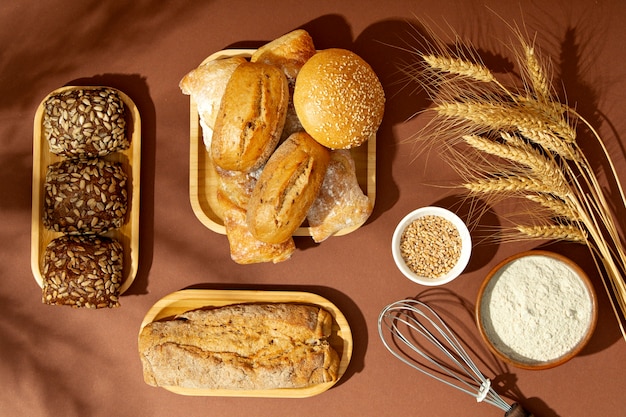 Foto gratuita bodegón con apetitosa comida de panadería