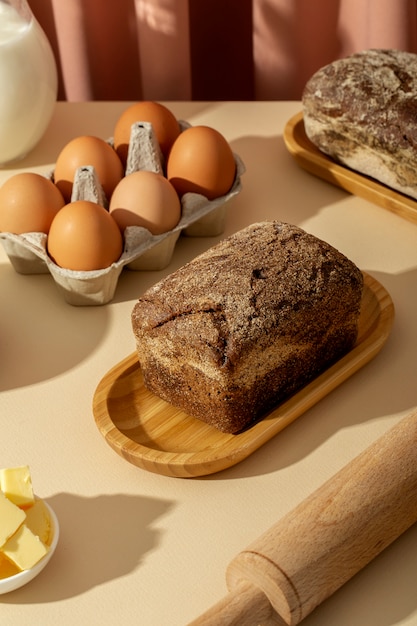 Bodegón con apetitosa comida de panadería