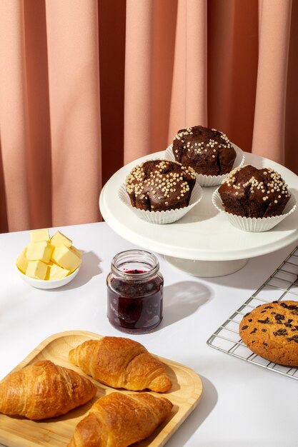 Bodegón con apetitosa comida de panadería