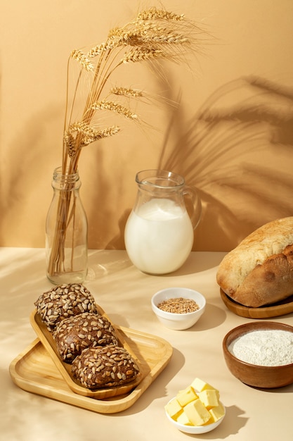Bodegón con apetitosa comida de panadería
