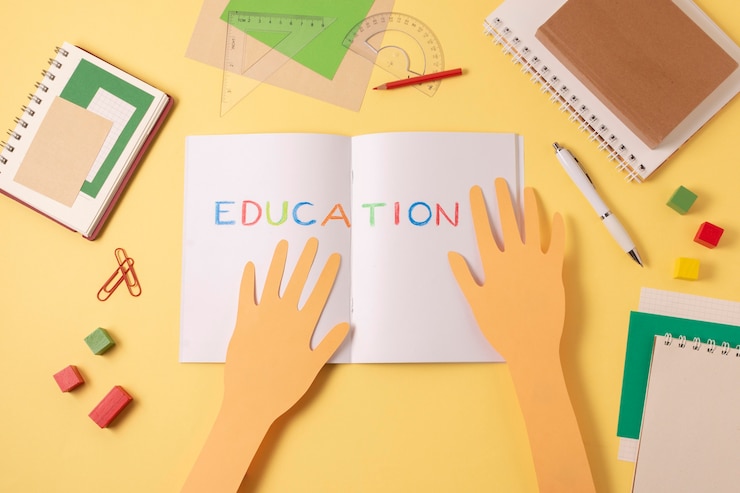 Foto gratuito bodegón de artículos escolares laicos planos