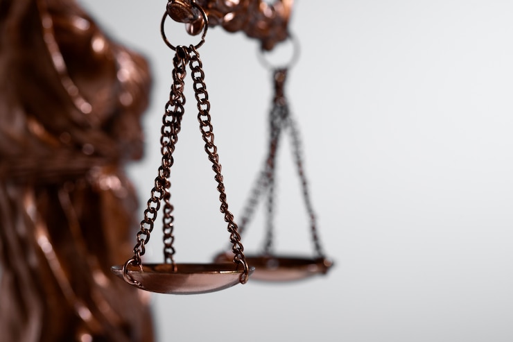 Foto gratuito bodegón con la balanza de la justicia