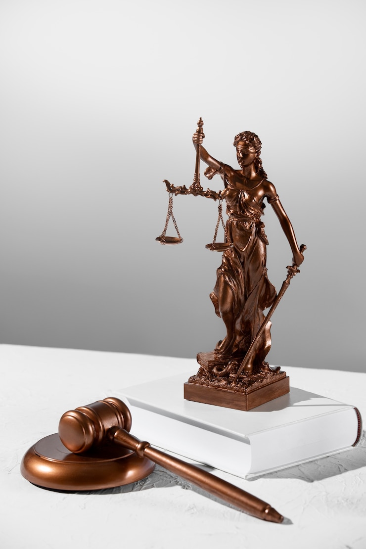Foto gratuito bodegón con la balanza de la justicia