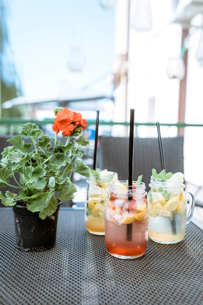 Foto gratuita bodegón de bar con cócteles de verano