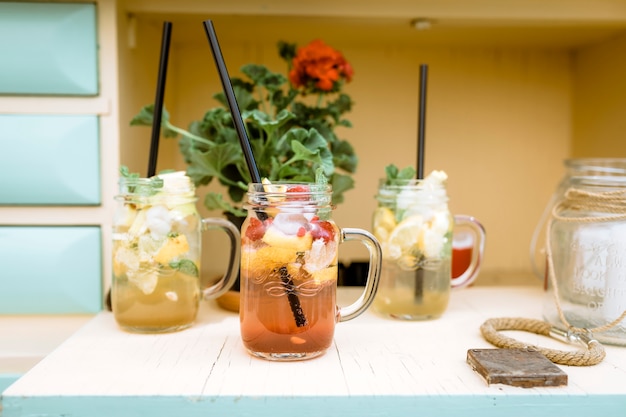 Foto gratuita bodegón de bar con cócteles de verano