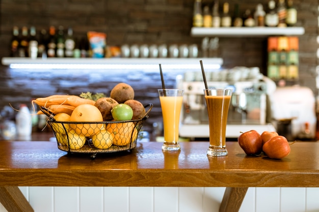 Foto gratuita bodegón de bar con frutas y bebidas