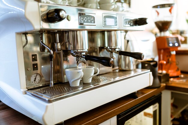 Bodegón de bar con máquina de café