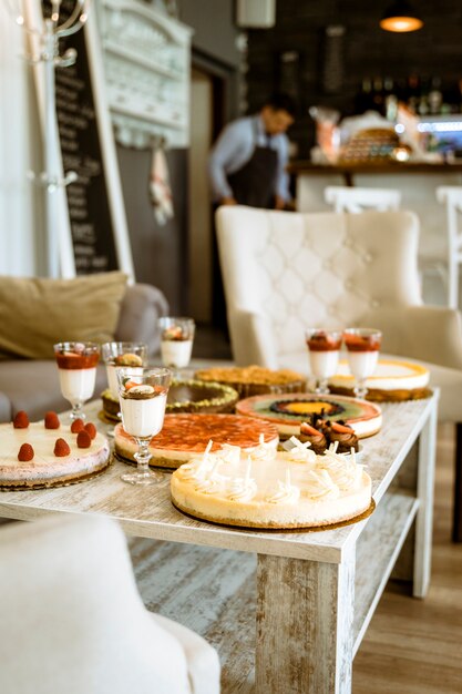 Bodegón de bar con tartas en mesa