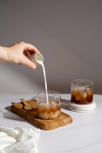 Bodegón con bebida de café helado