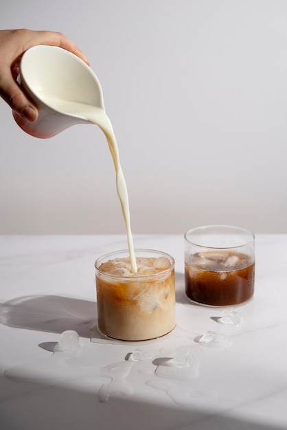 Bodegón con bebida de café helado