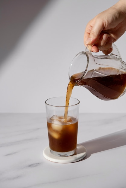 Bodegón con bebida de café helado