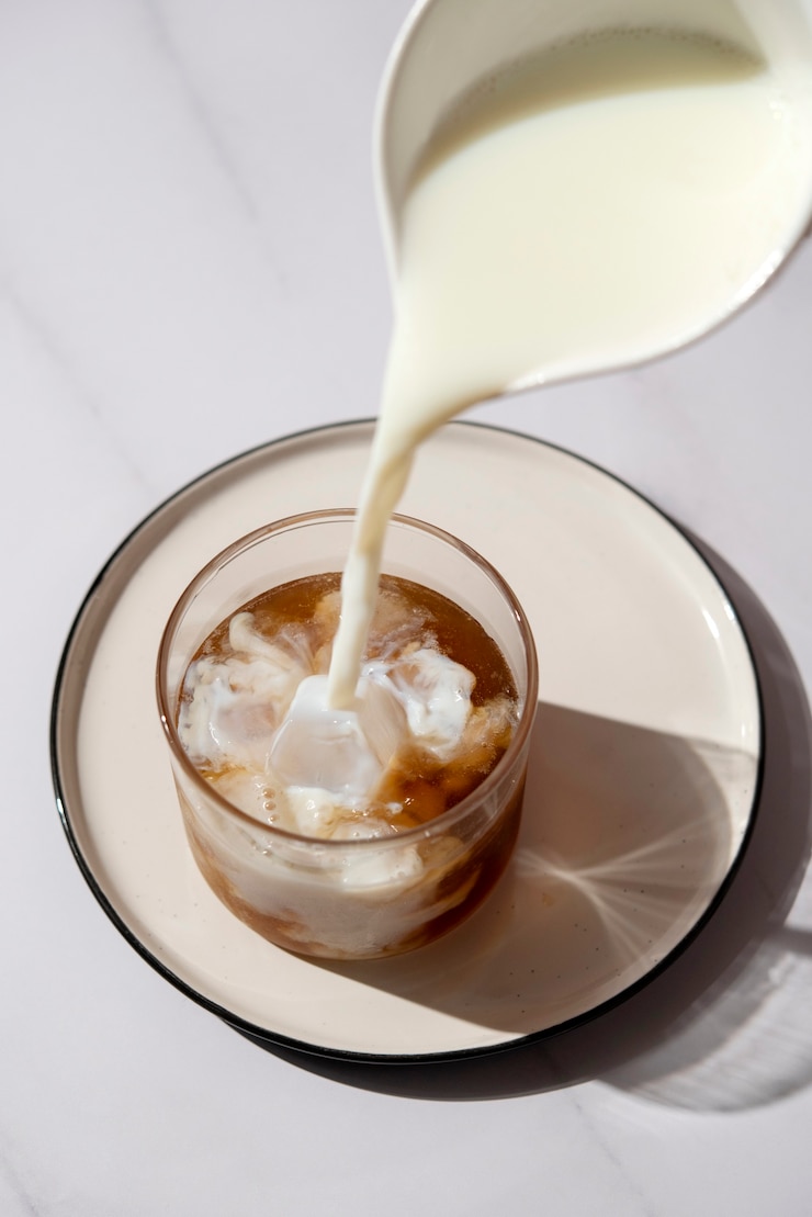 Foto gratuito bodegón con bebida de café helado