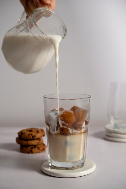 Bodegón con bebida de café helado