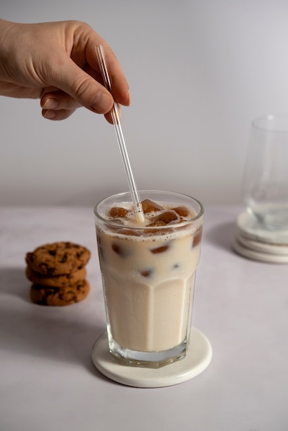 Foto gratuita bodegón con bebida de café helado