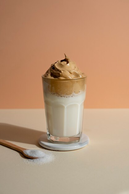 Bodegón con bebida de café helado