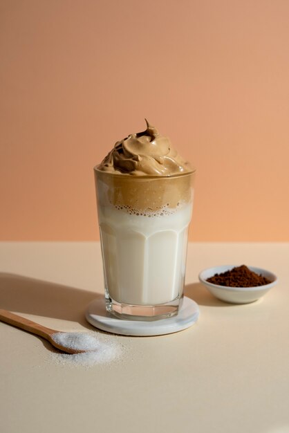 Bodegón con bebida de café helado