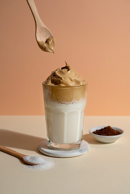 Bodegón con bebida de café helado