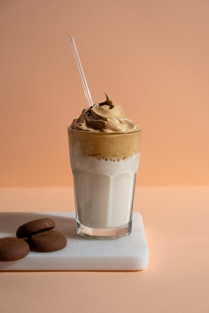 Bodegón con bebida de café helado