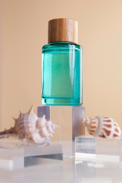 Bodegón de belleza compostable con botella azul