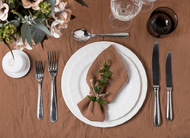 Foto gratuita bodegón de boda con arreglo de mesa