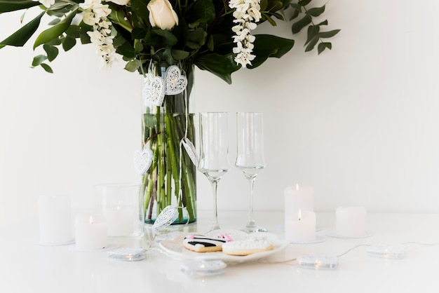 Foto gratuita bodegón de boda con flores