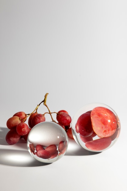 Bodegón de bolas de cristal y frutas