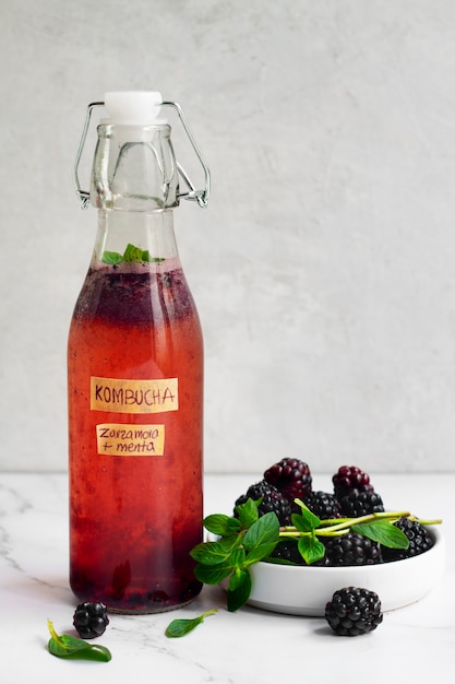 Bodegón de botella de kombucha de moras deliciosas