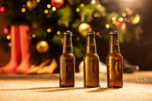 Bodegón de botellas de cerveza de Navidad