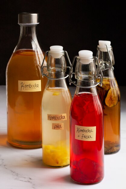 Bodegón de botellas de kombucha de frutas deliciosas