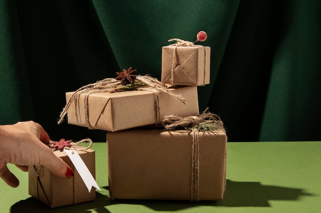 Foto gratuita bodegón de cajas de regalo de navidad