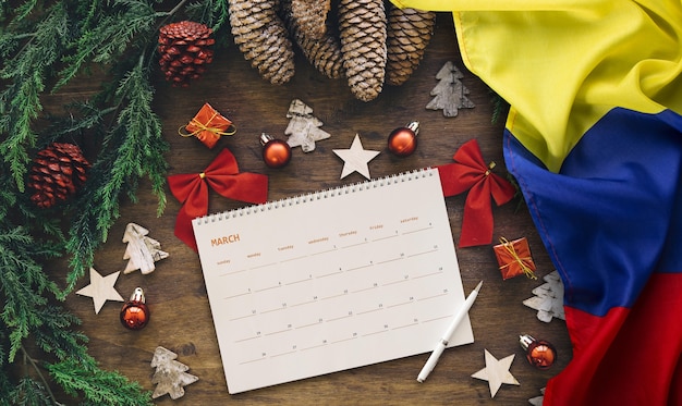 Bodegón de calendario navideño con bandera colombiana