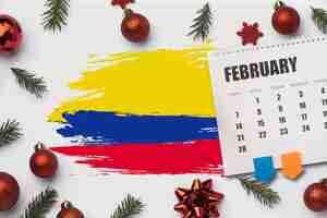 Foto gratuita bodegón de calendario navideño con bandera colombiana