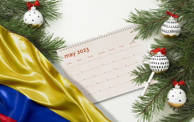 Foto gratuita bodegón de calendario navideño con bandera colombiana