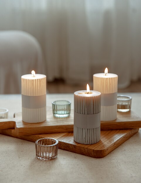 Bodegón casero con velas encendidas como detalles de decoración del hogar.