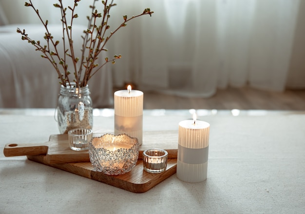 Bodegón casero con velas encendidas como detalles de decoración del hogar.