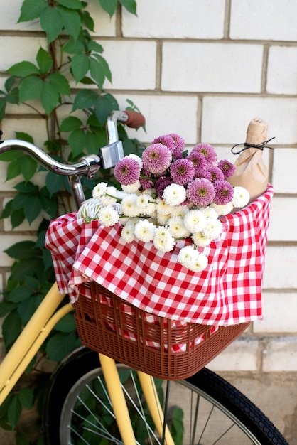 Foto gratuita bodegón de cesta de bicicleta