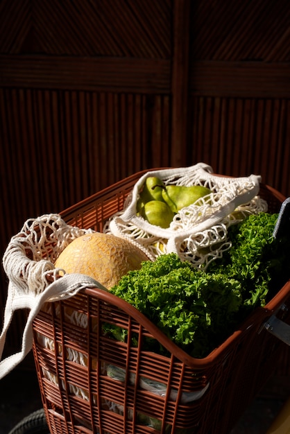 Bodegón de cesta de bicicleta