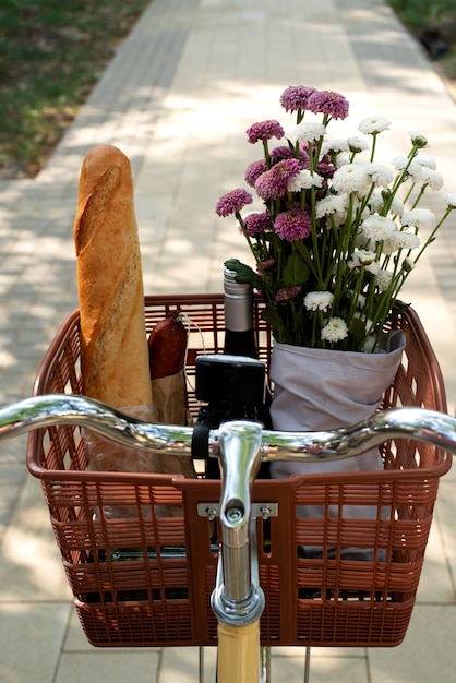 Bodegón de cesta de bicicleta