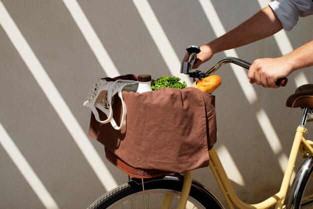 Bodegón de cesta de bicicleta