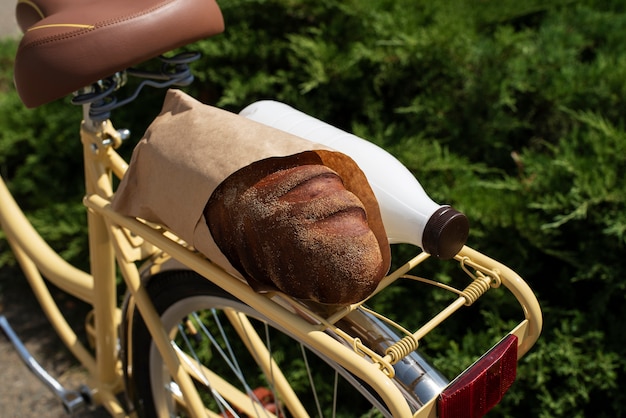 Bodegón de cesta de bicicleta