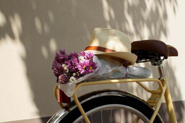 Bodegón de cesta de bicicleta