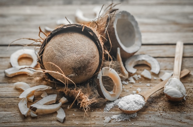 Bodegón con coco sobre un fondo de madera