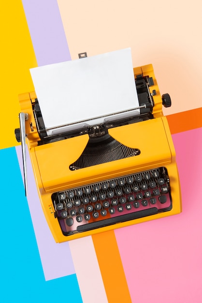 Foto gratuita bodegón de colorida máquina de escribir