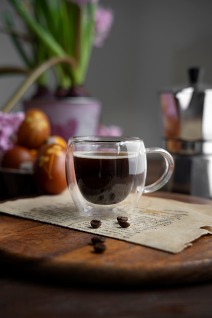 Foto gratuita bodegón de decoraciones de café de pascua