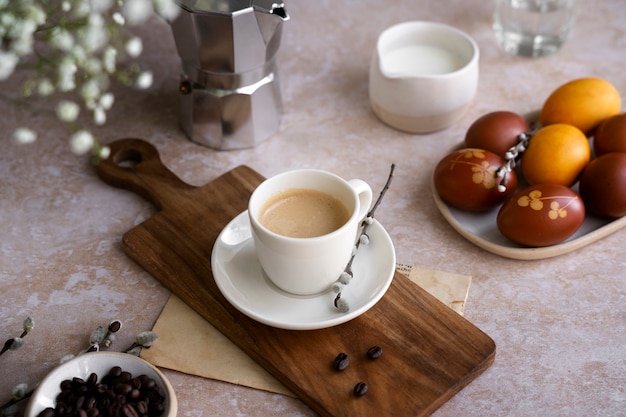 Foto gratuita bodegón de decoraciones de café de pascua