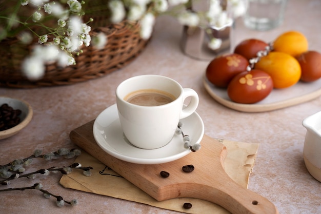 Foto gratuita bodegón de decoraciones de café de pascua